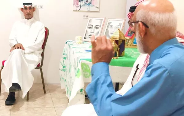 جلسة حوارية حول الفن التشكيلي بمرسم موهبة القطيف