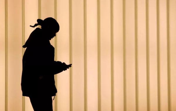 تحذير أمريكي: «إدمان الإنترنت» قاتل متسلسل للمراهقات