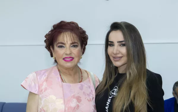وزير الإعلام جمال الجراح يكرم الفنانة أمال عفيش