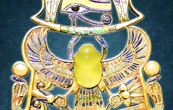 فكّ لغز زجاج الصحراء الذي صُنعت منه مجوهرات ملوك الفراعنة