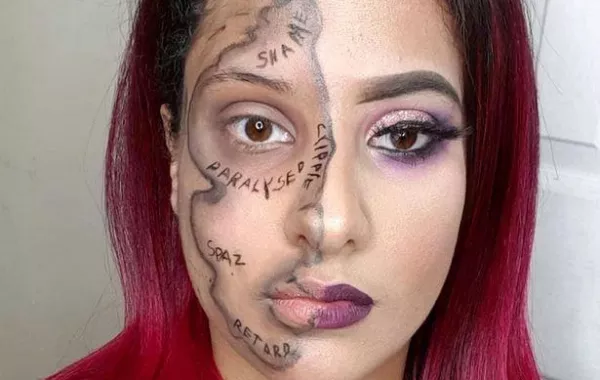 فتاة من ذوي الهمم تكتب عبارات المسيئين لها على وجهها!