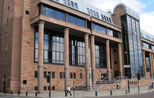 كسرت رقبة صديقتها لأنها سلمت على زوجها وقبلته!!