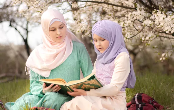 كيف تفسرين آياتٍ قرآنية لطفلك؟ 