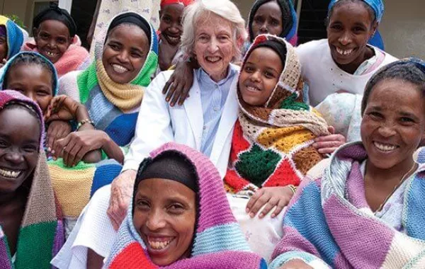 تمثال لطبيبة أسترالية في أثيوبيا لمحاربتها الناسور البولي