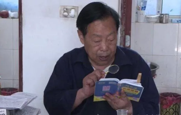 85 عامًا ويستعد لدخول امتحانات الجامعة