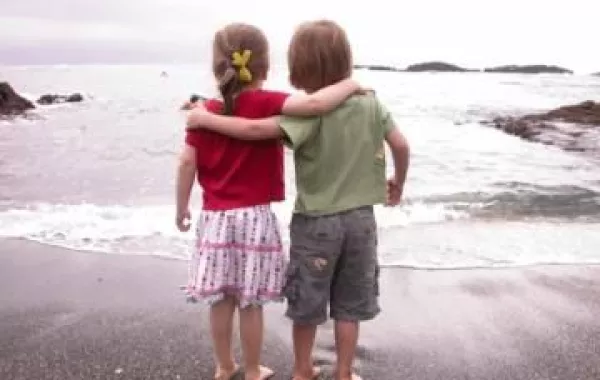 مذبحة أسرية مروعة.. سيدة تذبح طفليها وتقطع شرايين يدها