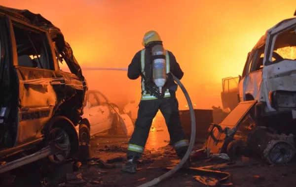 حريق في مكب للسيارات التالفة بشمال جدة