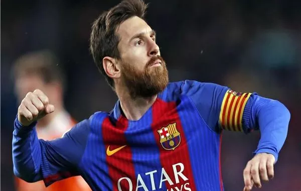 ميسي يتفوق على رونالدو ويصبح أعلى الرياضيين دخلاً في العالم.. تعرفوا على الأرقام!