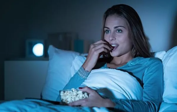 دراسة: النوم مع ضوء التلفاز يزيد خطر السمنة لدى النساء!