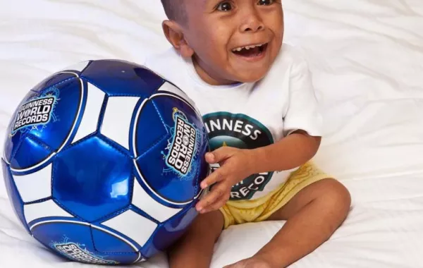 بالصور.. احتفالات عيد ميلاد أقصر رجل في العالم