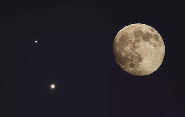 اليوم القمر يقترن بكوكب المشتري في منظر فريد