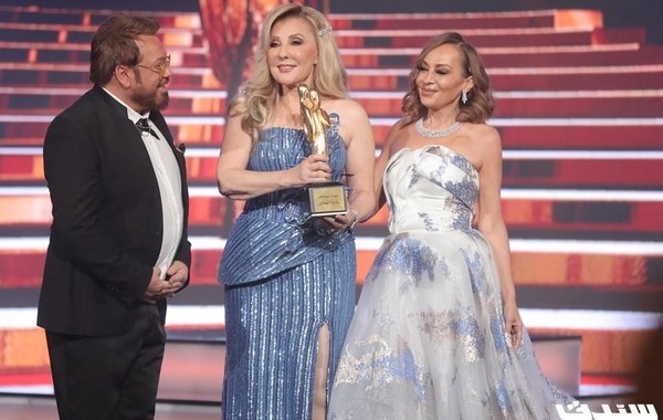 مهرجان الزمن الجميل: ناديا الجندي مكرمة مع طليقها وهند رستم حاضرة في فساتينها