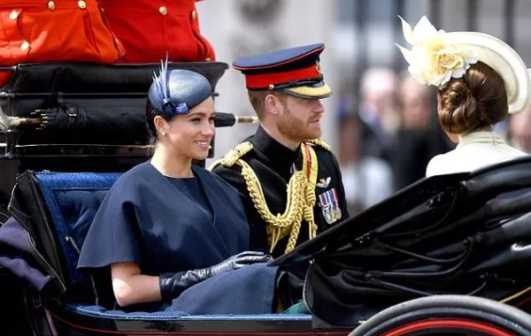 ملكة بريطانيا تبحث عن موظف خبير تواصل اجتماعي براتب مغرٍ جداً