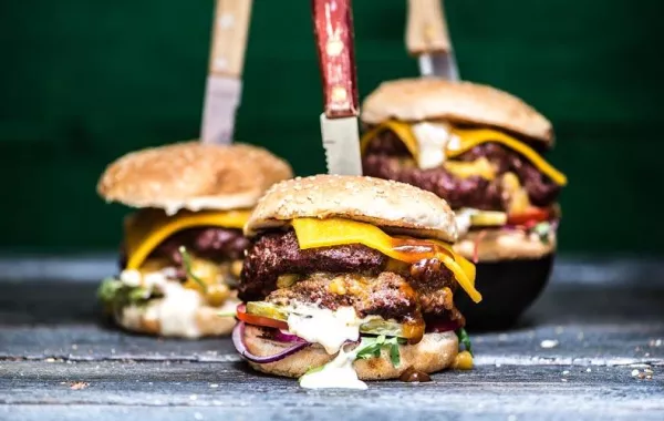 كشف خطر جديد للوجبات السريعة خاصة «الهمبرغر»