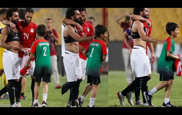 سعادة لا تُوصف لطفل تلقى هدية ثمينة من محمد صلاح