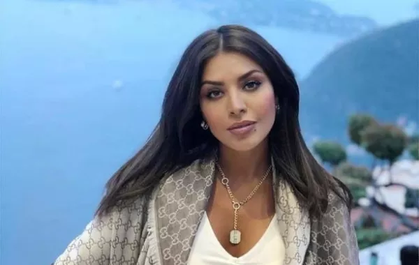 أمل بوشوشة ترقص مع شقيقتها العروس