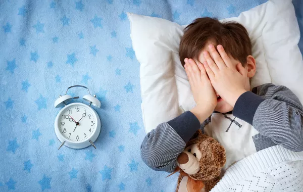 خطوات لتعديل نوم طفلك بعد انتهاء الإجازات