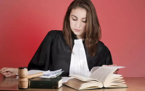 المرأة السعودية كاتبة عدل للمرة الأولى