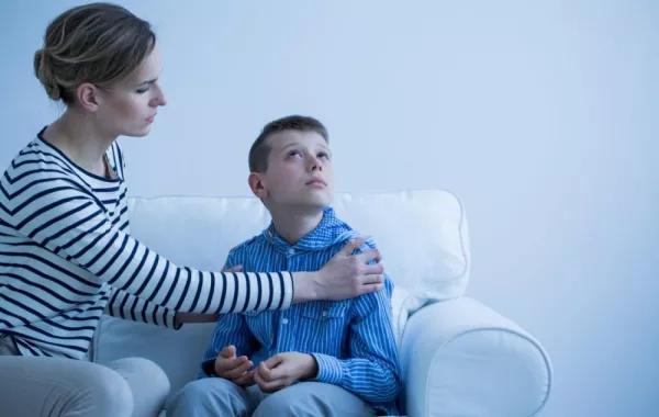 أسباب عدم مشاركة الطفل الحديث مع أبويه