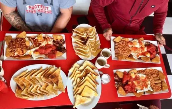 رجل يحطم الرقم القياسي لتناوله 65 صنفاً بوجبة الإفطار