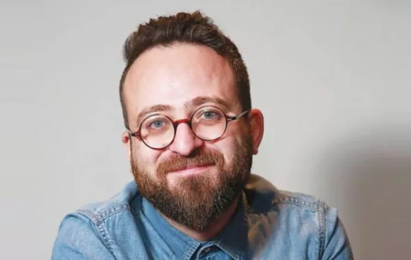 المخرج محمود صباغ يعيد السعوديين للزمن الجميل بـ "سينما الحوش" في جدة