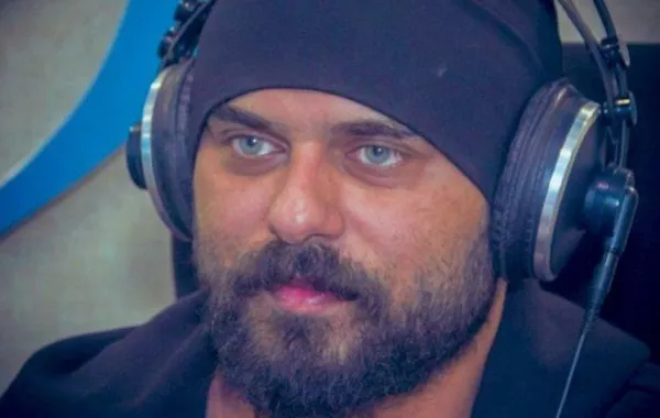 صورة بالأبيض والأسود لـ  أحمد صلاح حسني وهذا ما كشفه