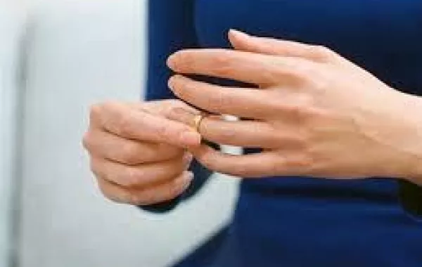 ترك زوجته معلقة لمدة 10 سنوات بعد عقد قرانها وتزوج من صديقتها