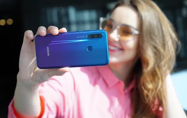 لحظات السيلفي المرحة في الصيف تكتمل بمثالية مع HONOR 10i