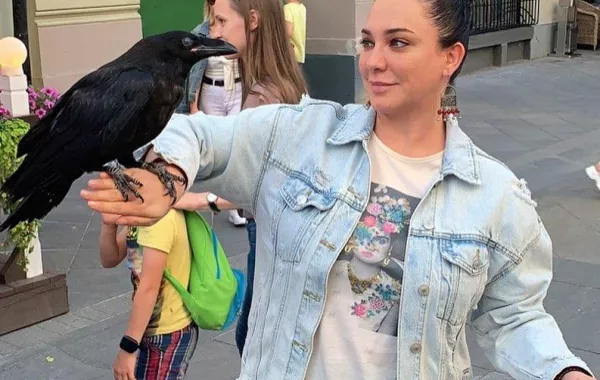 بالصور .. سلاف فواخرجي برفقة ابنها حمزة يداعبان "الغراب" و"البوم"