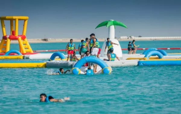 أكبر ألعاب مائية متنقلة في العالم على شاطئ  مدينة سعودية