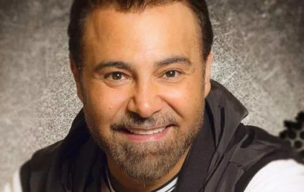 عاصي الحلاني يغني مع ولديه ويهدي الجزائر أوبريت بمناسبة إستقلالها