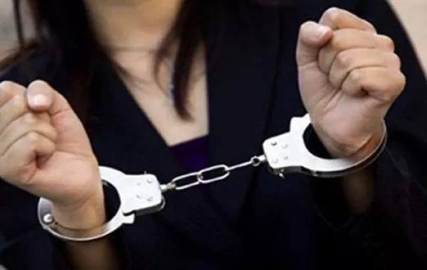 أمريكية تلد وهي مكبلة اليدين والقدمين بأمر الشرطة