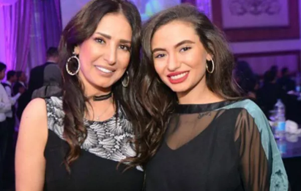 بعد حادث سير مروع.. أمل رزق تكشف تطورات الحالة الصحية لابنتها الفنانة الشابة