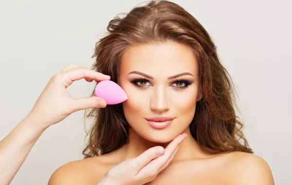 للبشرة الدهنية..هذه أفضل أنواع كريمات الأساس