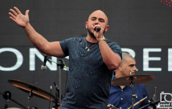 بالفيديو: محمود العسيلي يحرج أحد معجبيه بقسوة أمام الألاف من جمهوره