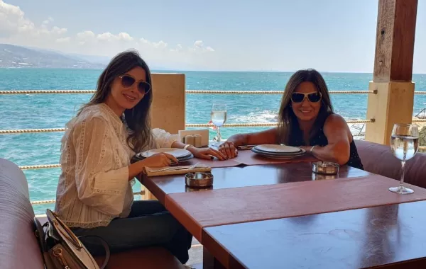 مي عز الدين تنشر صورتها مع والدتها.. هل قصدت تقليد نانسي عجرم؟