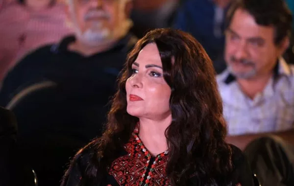 الفنانة الأردنية عبير عيسى.jpg