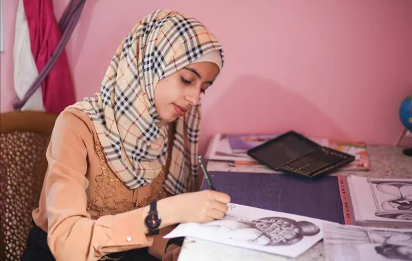 أم فلسطينية قدمت امتحان «الثانوية العامة» لتشجع ابنتها.. فتفوقت عليها