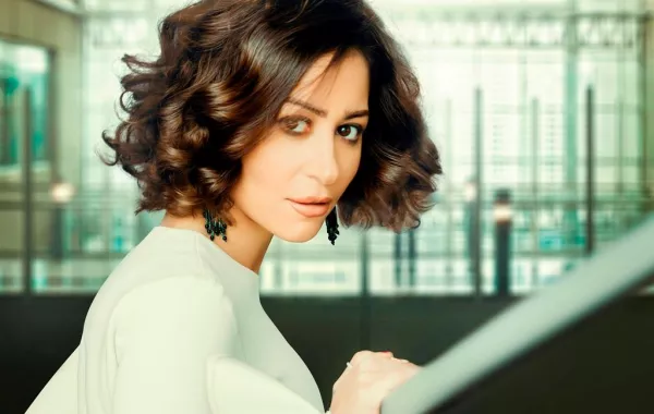 منة شلبي في يوم ميلادها ال 37 .. اكتشفتها سميحة أيوب ومنحها محمود عبد العزيز النجومية