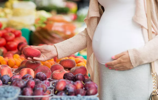 فاكهة موسمية مفيدة للحامل والجنين والطفل