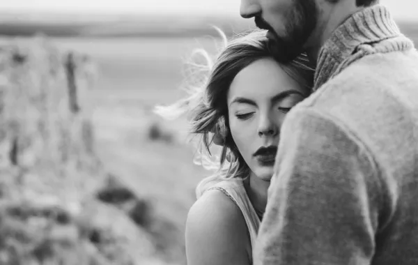 زوجك دائم الإنشغال؟ تعاملي بهذه الطريقة معه