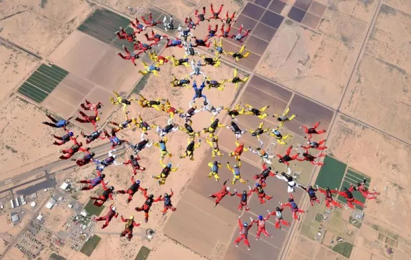 أين تسافرين لممارسة رياضة القفز بالمظلّة في شهر عسلك