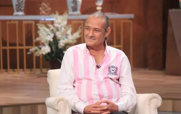 صور .. جنازة فاروق الفيشاوي بحضور النجوم .. واحتشاد الجماهير يسبب فوضى كبرى