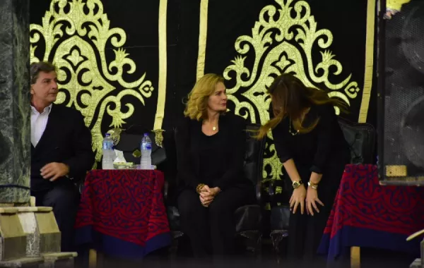 صور: عزاء والدة يسرا يجمع كل نجوم الفن وينتهى بأزمة
