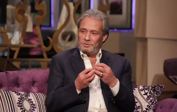 أحمد الفيشاوي يقبل عزاء النجوم في والده اليوم