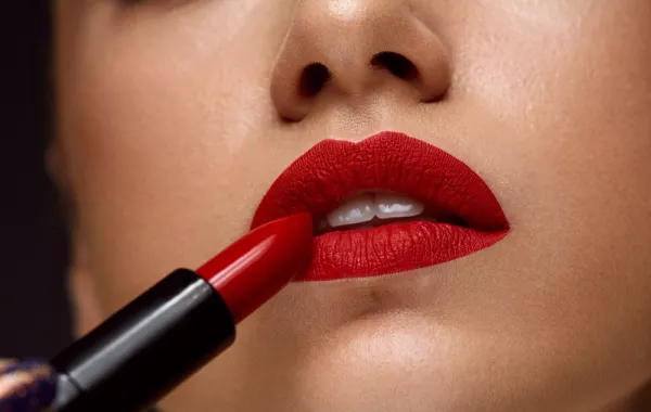 في يومه العالمي.. القصة الكاملة لأحمر الشفاه