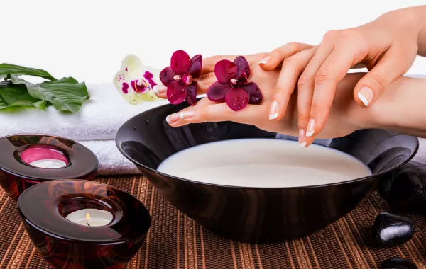 خلطات تبييض المنطقة المحيطة بالأظافر