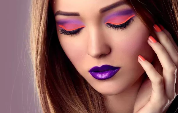 أيلاينر نيون موضة مكياج صيف 2019... تعلمي تطبيقه
