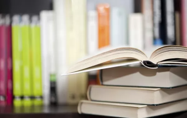 مشروع "كلمة" يطلق معرضاً مصغراً يضم مئات الكتب العالمية