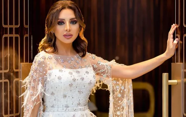 نجمات عربيات في الريش الأبيض شاهدي أغرب الإطلالات